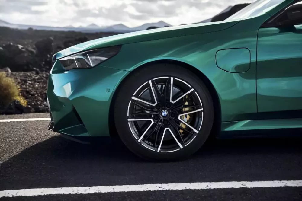 BMW M5 Sedan 2025: Thiết kế và động cơ mới mạnh hơn