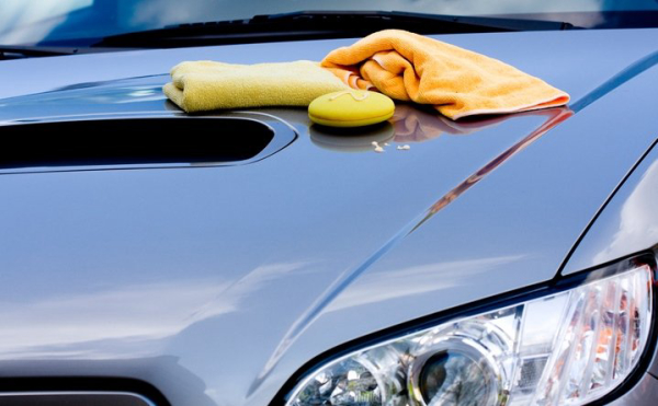 Sử dụng khăn mềm và sạch để lau rửa xe