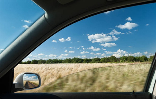 Mở cửa xe trước khi sử dụng giúp điều hòa không khí trong xe